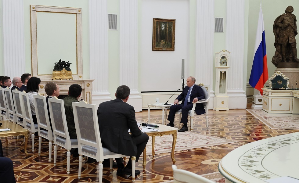 الرئيس الروسي فلاديمير بوتين خلال اجتماعه مع الفائزين في مسابقة 