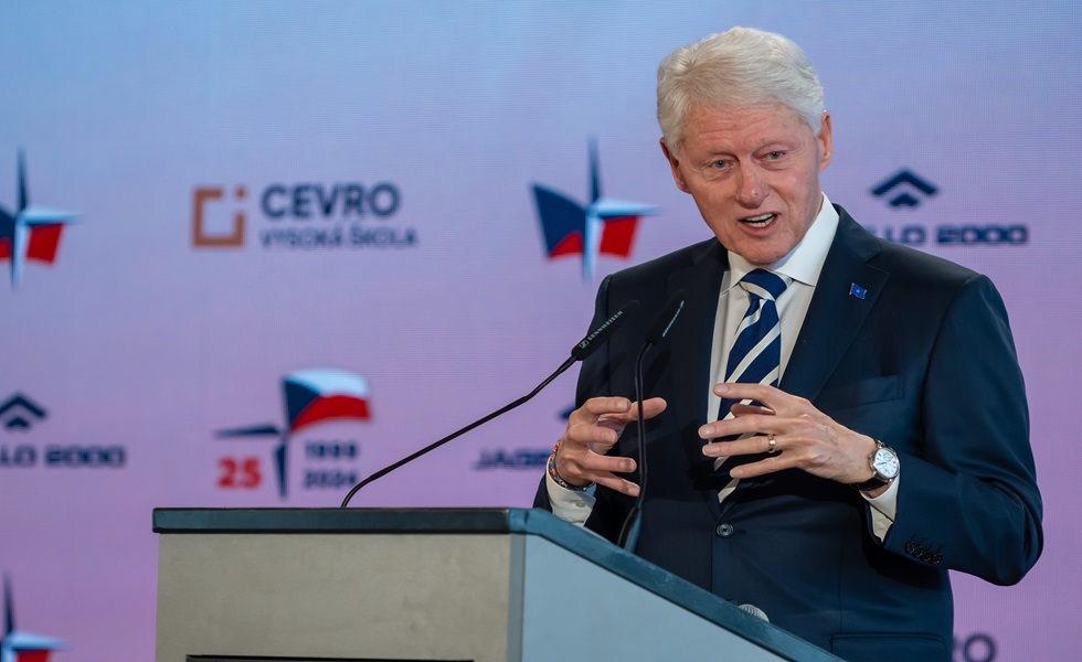 الرئيس الأمريكي الأسبق بيل كلينتون في مؤتمر بالعاصمة التشيكية براغ.