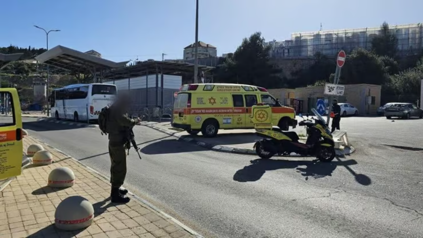 مراسلتنا: إطلاق النار على فلسطيني عند حاجز النفق جنوب القدس بزعم تنفيذ عملية طعن