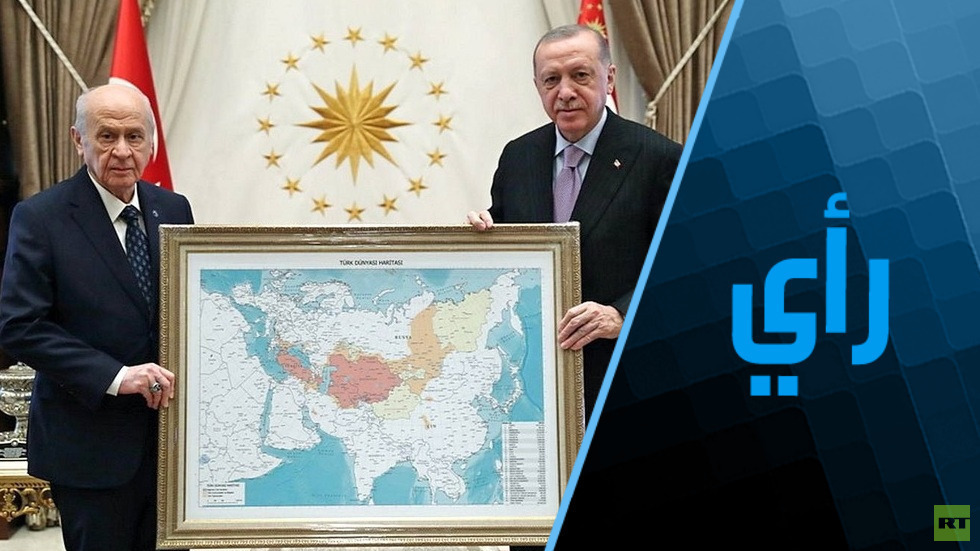 زعيم الحركة القومية التركية دولت بهجلي يهدي الرئيس رجب طيب أردوغان خريطة للعالم التيوركي