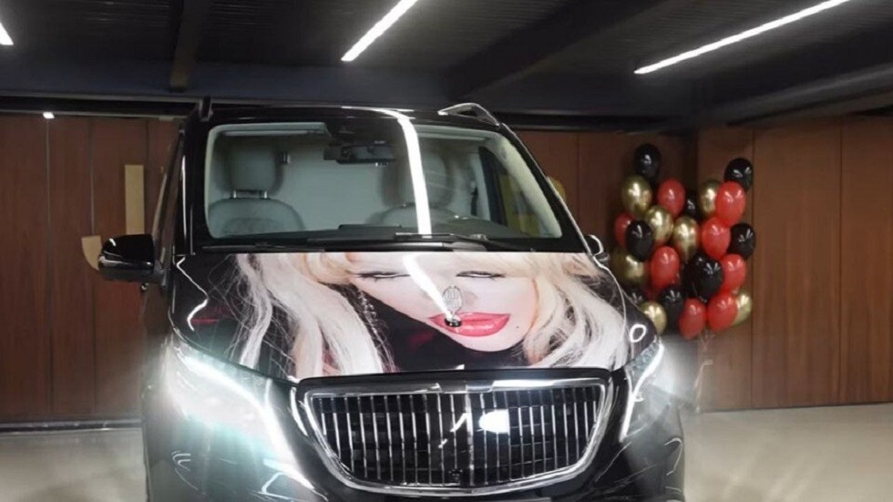 مغنية راب روسية تزيّن سيارتها بصورها الشخصية (فيديو)