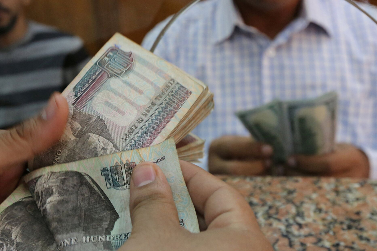 الدولار ينخفض أمام الجنيه المصري في البنوك