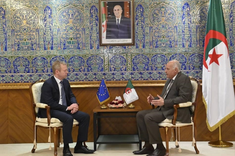 وزير خارجية الجزائر يبحث مع كوبمانز سبل وقف إطلاق النار في غزة