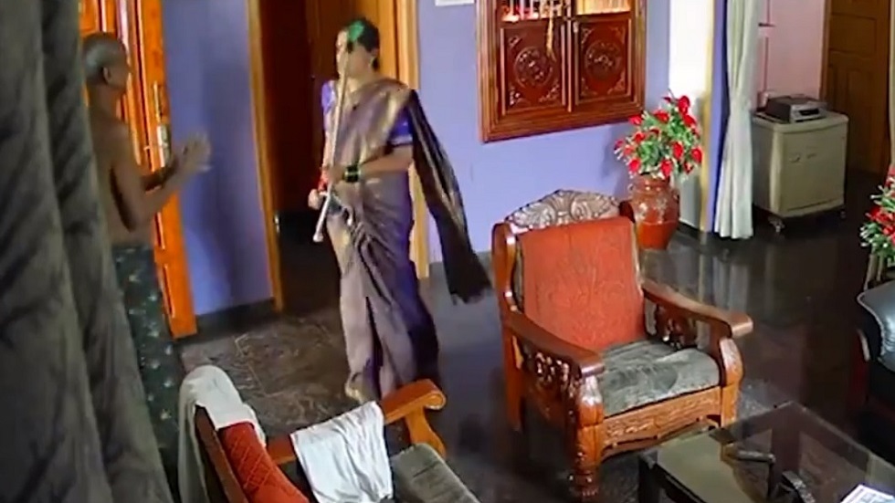 فيديو مروع لسقوط أطنان من الأرز على سيدة في متجر هندي