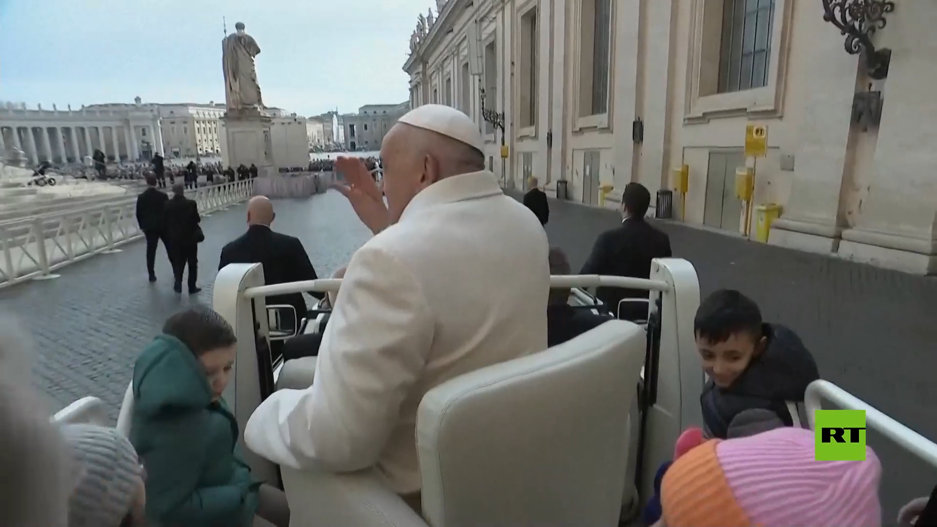 الرياح تنزع قبعة البابا فرنسيس عن رأسه أثناء وصوله إلى ساحة القديس بطرس في الفاتيكان
