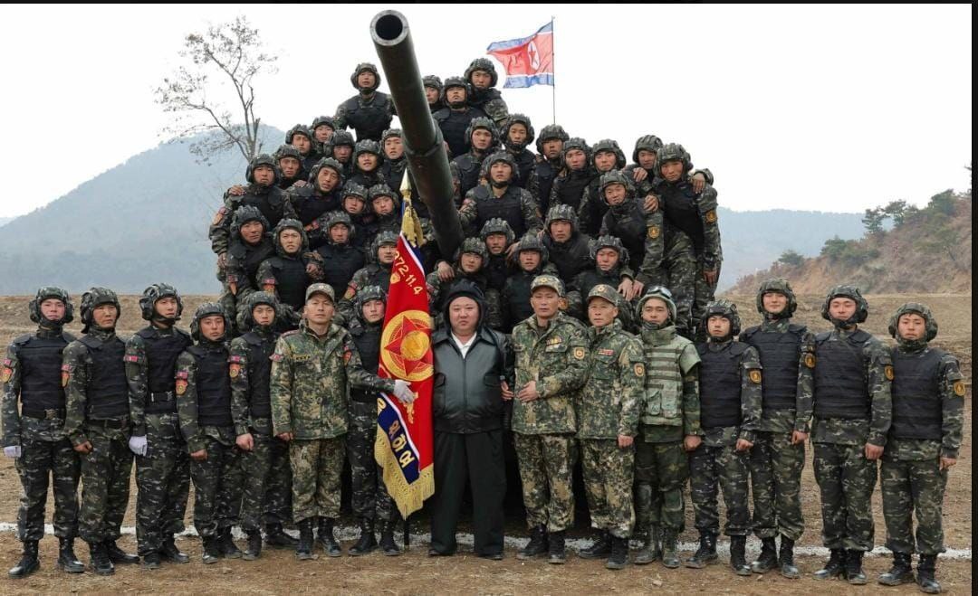الزعيم الكوري الشمالي يكشف النقاب عن دبابة جديدة ويقودها بنفسه