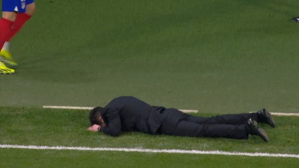 شاهد.. مدرب أتلتيكو مدريد يدخل في نوبة بكاء بعد بلوغ دور الثمانية في التشامبيونزليغ