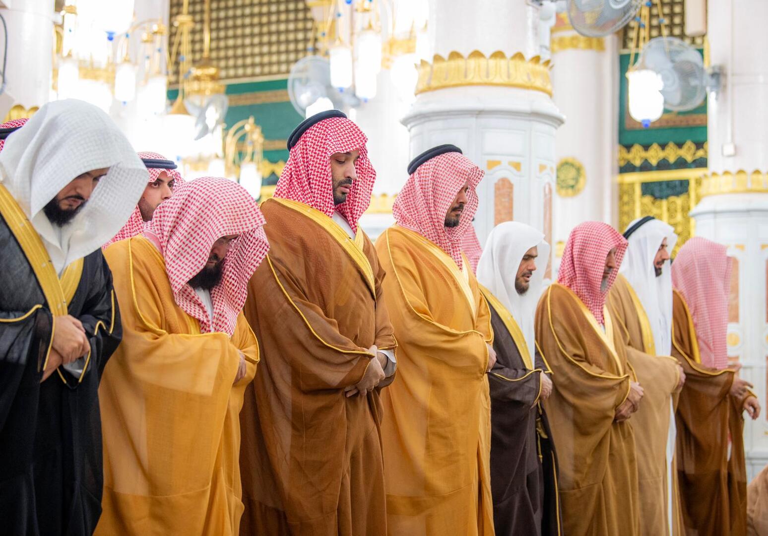 الأمير محمد بن سلمان يزور المسجد النبوي ومسجد قباء ويؤدي الصلاة بهما وسط تفاعل كبير (فيديوهات+صور)