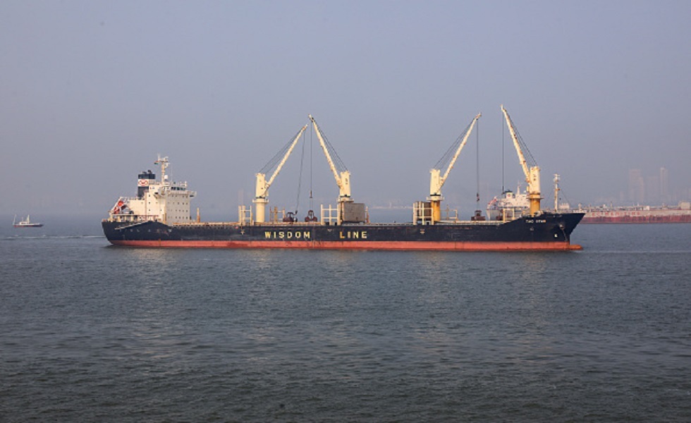 ثغن تجاربية تبجر في مياه بحر العرب - مومباي، الهند.