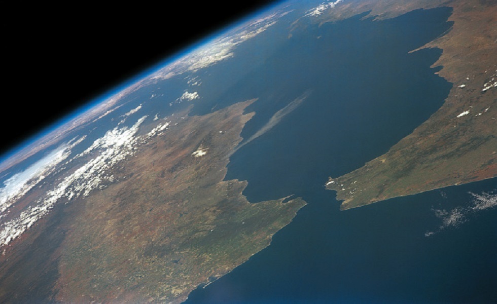 صورة فضائية لمضيق جبل طارق بين المغرب وإسباينيا ويظهر المحيط الأطلسي والبحر المتوسط