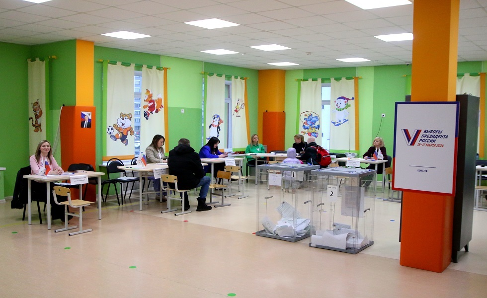 مركز انتخابي في بطرسبورغ خلال الانتخابات الرئاسية الروسية 2024