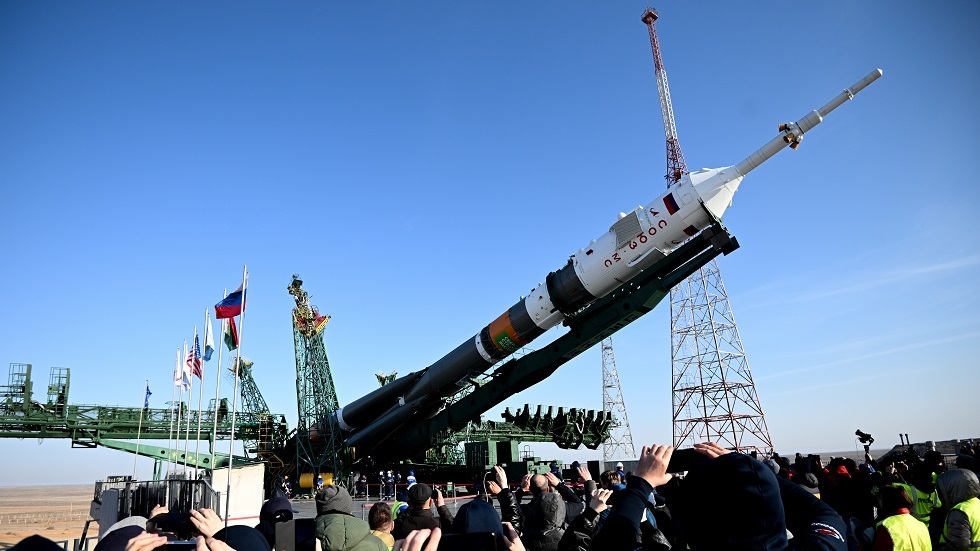 صاروخ Soyuz-2.1a الروسي على منصة الإطلاق في قاعدة 