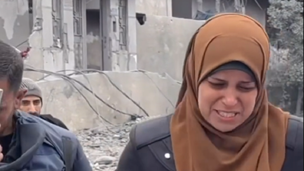 في مقطع مؤثر.. سيدة فلسطينية ذهبت لإحضار الطحين فوجدت منزلها قد قصف فوق عائلتها