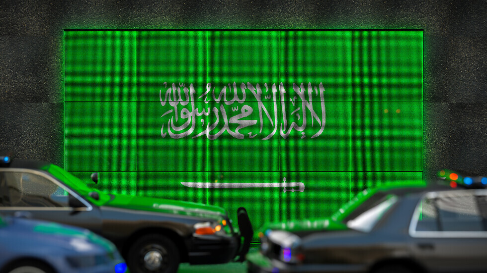 السعودية..القبض على  4 وافدين أجانب امتهنوا التسول واستعطاف المارة (فيديو)