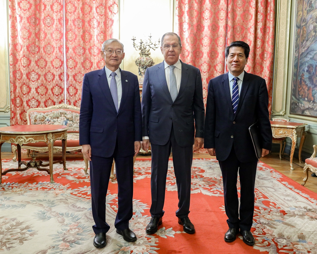 وزير الخارجية الروسي سيرغي لافروف مع المبعوث الصيني لشؤون أوراسيا لي هوي (اليمين) والأمين العام لمنظمة شنغهاي للتعاون تشانغ مينغ (اليسار).