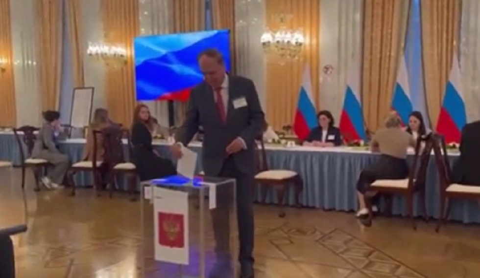 السفير الروسي في واشنطن أناتولي أنطونوف يدلي بصوته في الانتخابات الرئاسية الروسية