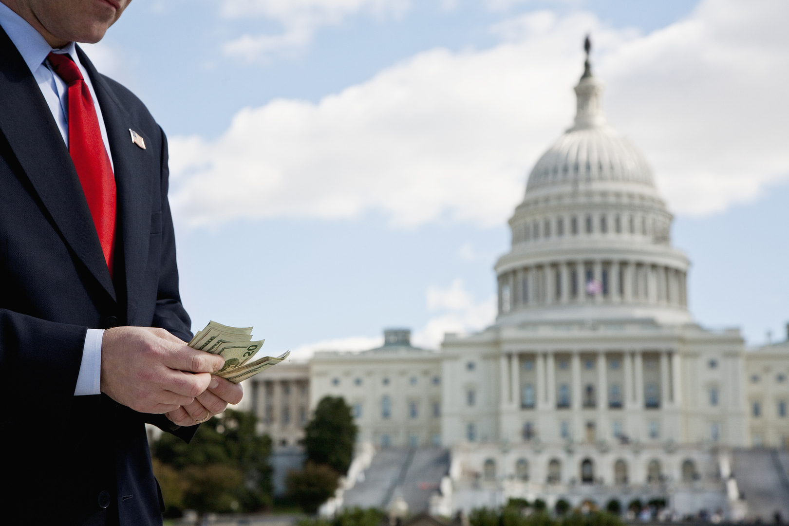 الكونغرس يتوصل إلى اتفاق لتمويل الحكومة ومنع إغلاقها جزئيا