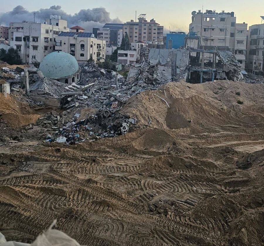 إعلام فلسطيني: 9 قتلى بغارات إسرائيلية مكثفة على النصيرات وتفجير مبنى بمستشفى الشفاء