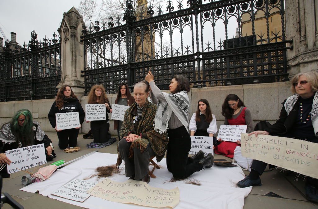 بريطانيات يحلقن رؤوسهن أمام البرلمان تضامنا مع نساء غزة (فيديو)