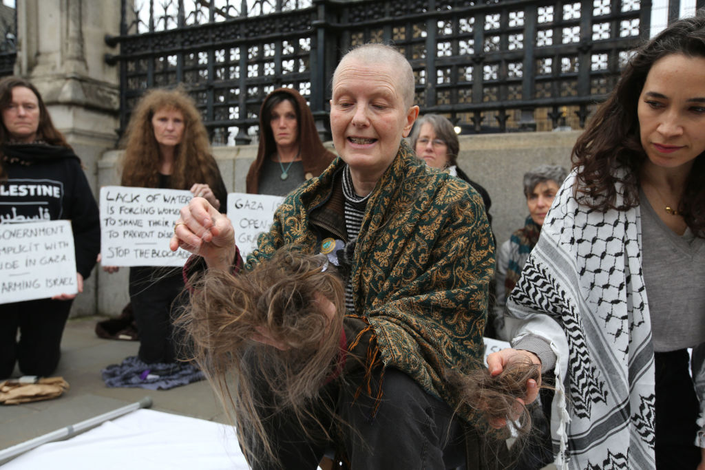 بريطانيات يحلقن رؤوسهن أمام البرلمان تضامنا مع نساء غزة (فيديو)