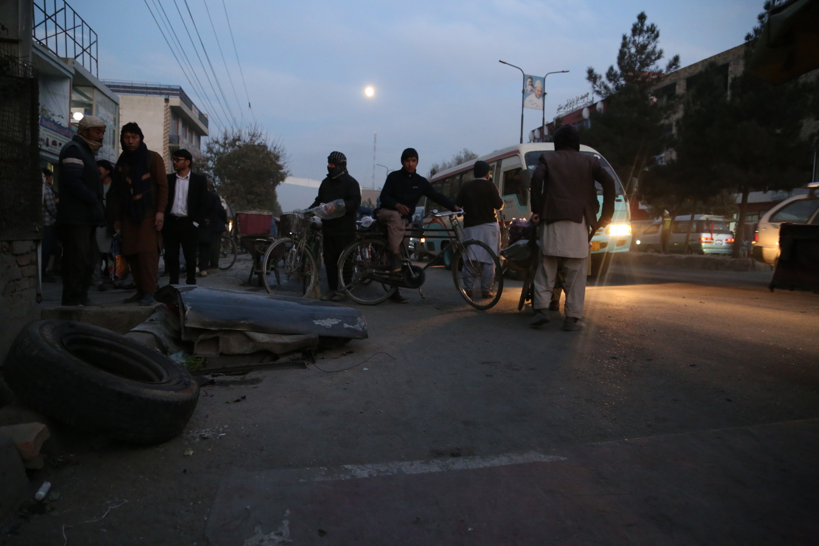 مقتل 3 أشخاص وإصابة 12 آخرين على الأقل في تفجير انتحاري بأفغانستان