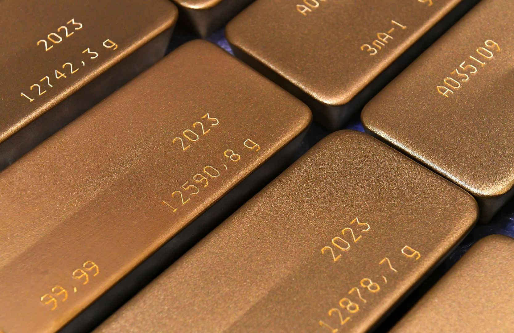 انخفاض أسعار الذهب من أعلى مستوياتها
