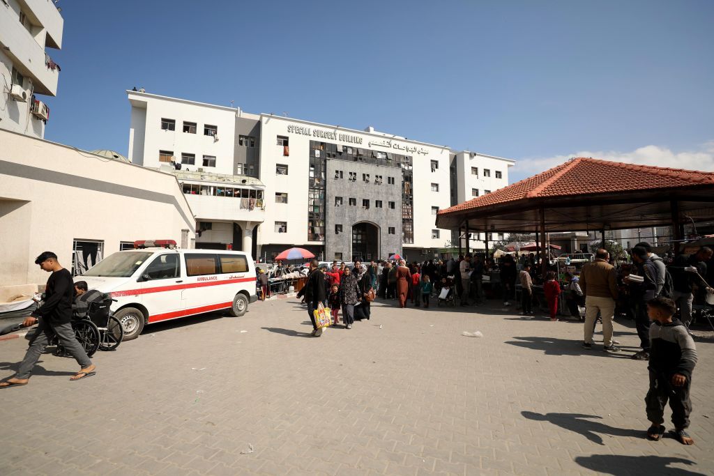 شهود: صحفيون وعاملون صحيون أجبروا على خلع ملابسهم أثناء مداهمة مستشفى الشفاء في غزة