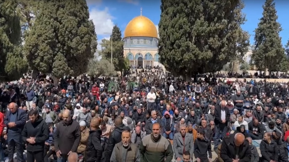 120 ألفا يؤدون صلاة جمعة رمضان الثانية بالمسجد الأقصى رغم القيود الإسرائيلية