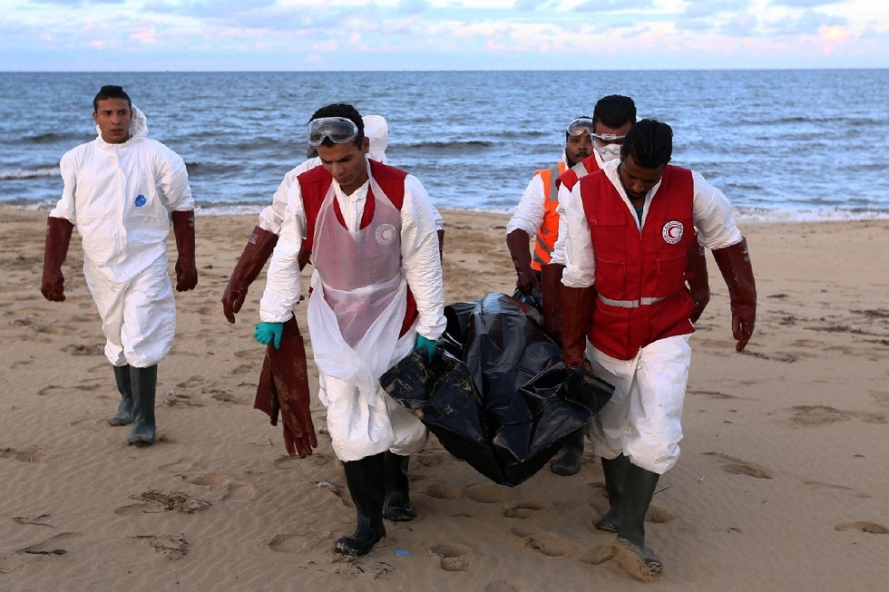 مسعفون من الهلال الأحمر الليبي ينقلون جثث مهاجرين قضوا غرقا - صورة من الأرشيف -