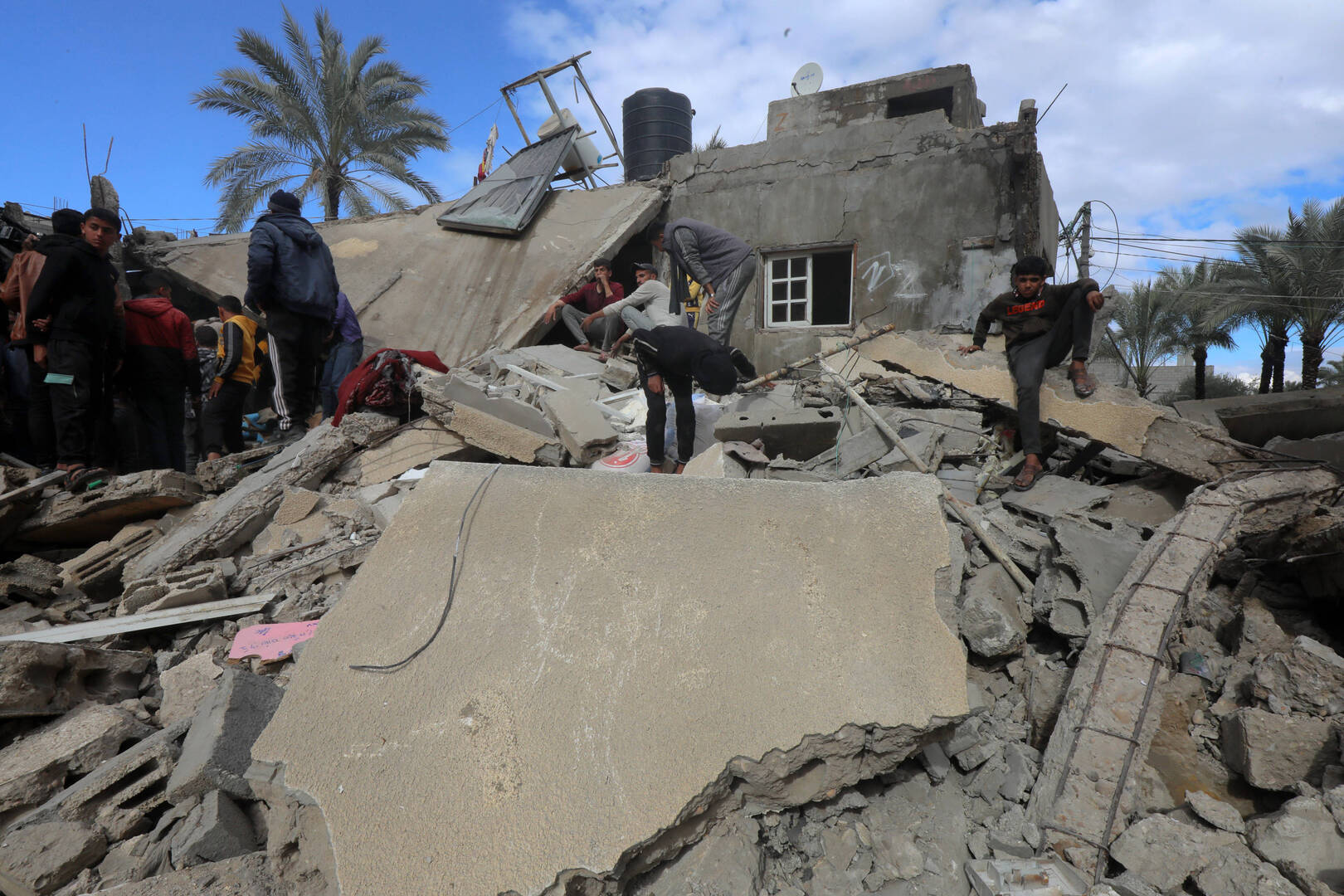 المكتب الإعلامي بغزة: إسرائيل تهدد بتدمير مباني مجمع الشفاء الطبي فوق رؤوس من بداخلها