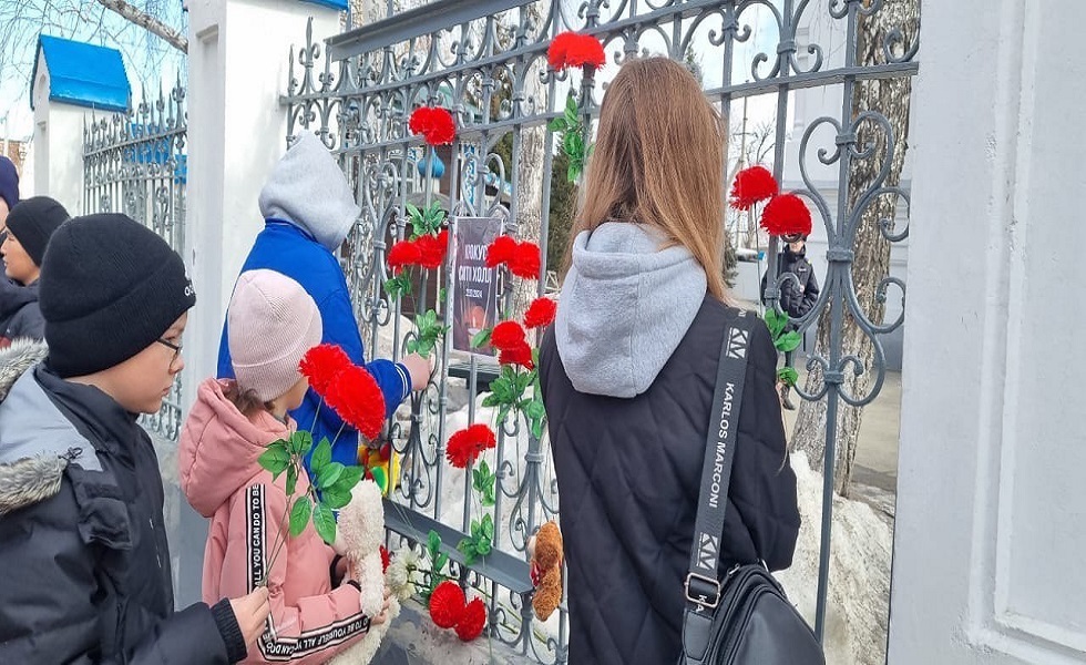 المدن والمناطق الروسية تتضامن مع ضحايا الهجوم الإرهابي في ضواحي موسكو (فيديو+صور)