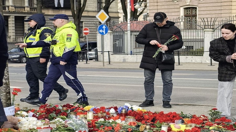 الشرطة اللاتفية تمنع السكان من وضع الورود أمام مبنى السفارة الروسية في ريغا