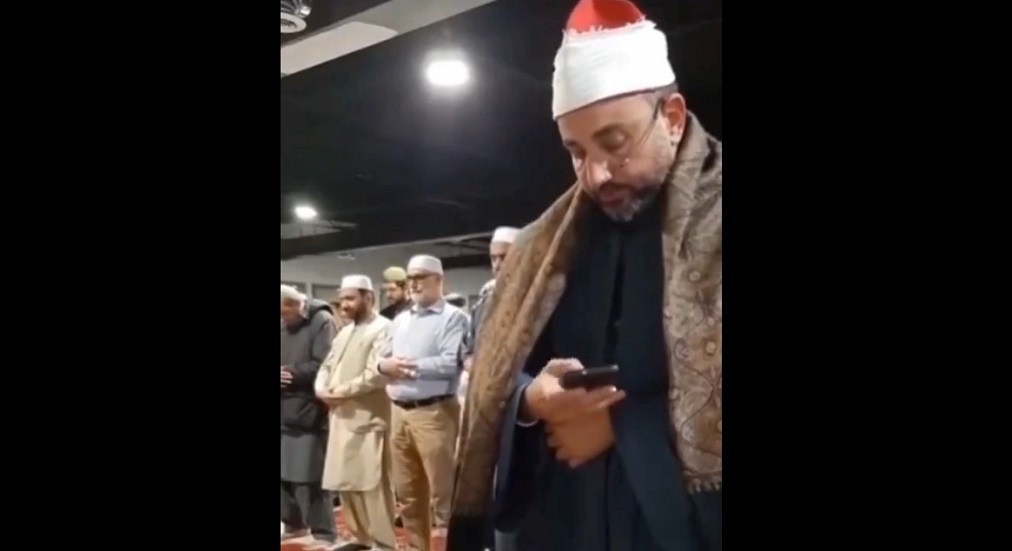 مقطع فيديو يوثق شيخا يتلو القرآن من هاتفه يثير جدلا على منصة 