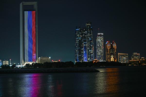 الإمارات تضيء أبرز معالمها بالعلم الروسي تضامنا مع ضحايا الهجوم الإرهابي (صور + فيديو)