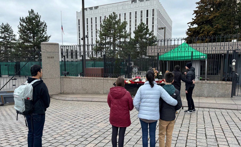 سفير روسيا لدى واشنطن يضع زهورا أمام مبنى السفارة حدادا على ضحايا هجوم كروكوس الإرهابي (صور+فيديو)