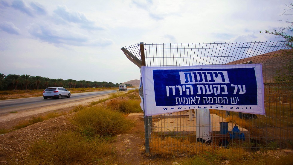 صورة  تعبيرية - لافتة  معلقة على الطريق الرئيسي عليها نقوش تطالب بالسيادة الإسرائيلية على غور الأردن في الضفة الغربية.