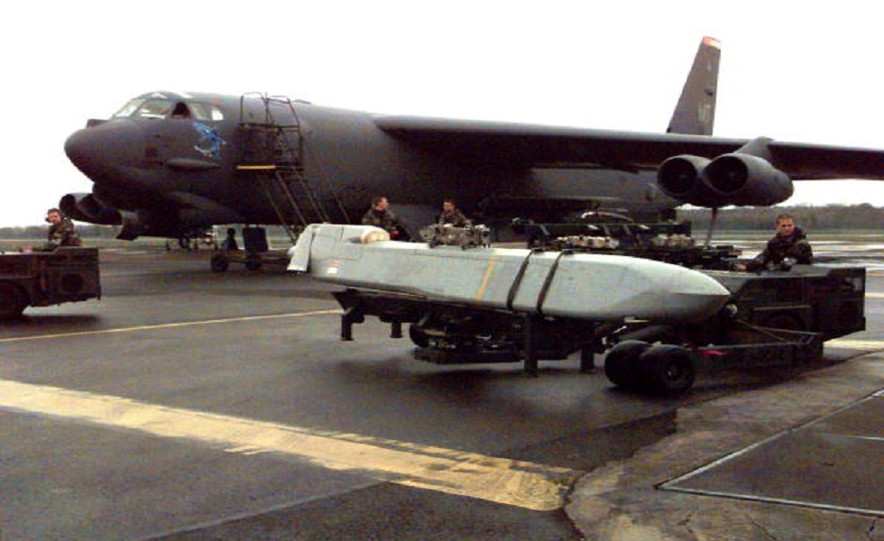 تركيب صاروخ على طائرة B-52H  في بريطانيا لدعم قصف الناتو ليوغوسلافيا - 30 مارس 1999.