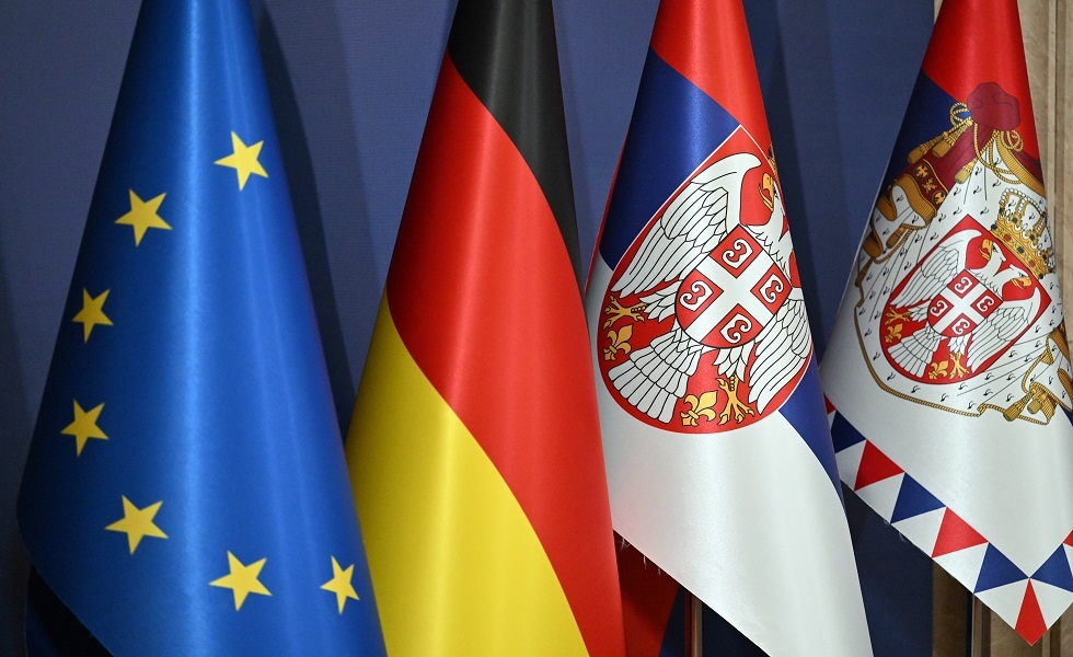 أعلام EU وألمانيا وصربيا والجبل الأسود خلال زيارة وزير دفاع ألمانيا لبلغراد - صربيا فبراير 2024