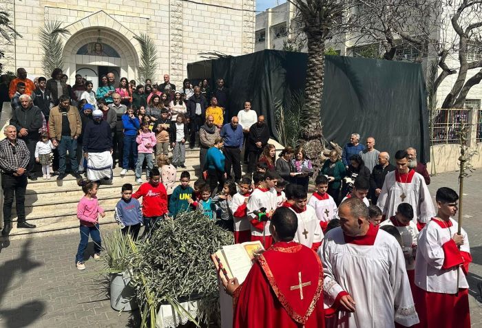 إسرائيل تمنع آلاف الفلسطينيين المسيحيين من الوصول إلى القدس لإحياء 