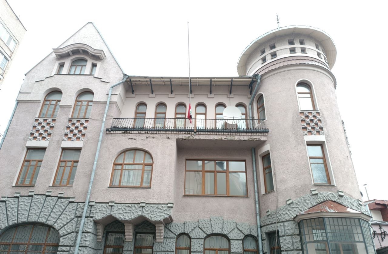 السفارة السورية في موسكو تنكس العلم الوطني حدادا على ضحايا هجوم 