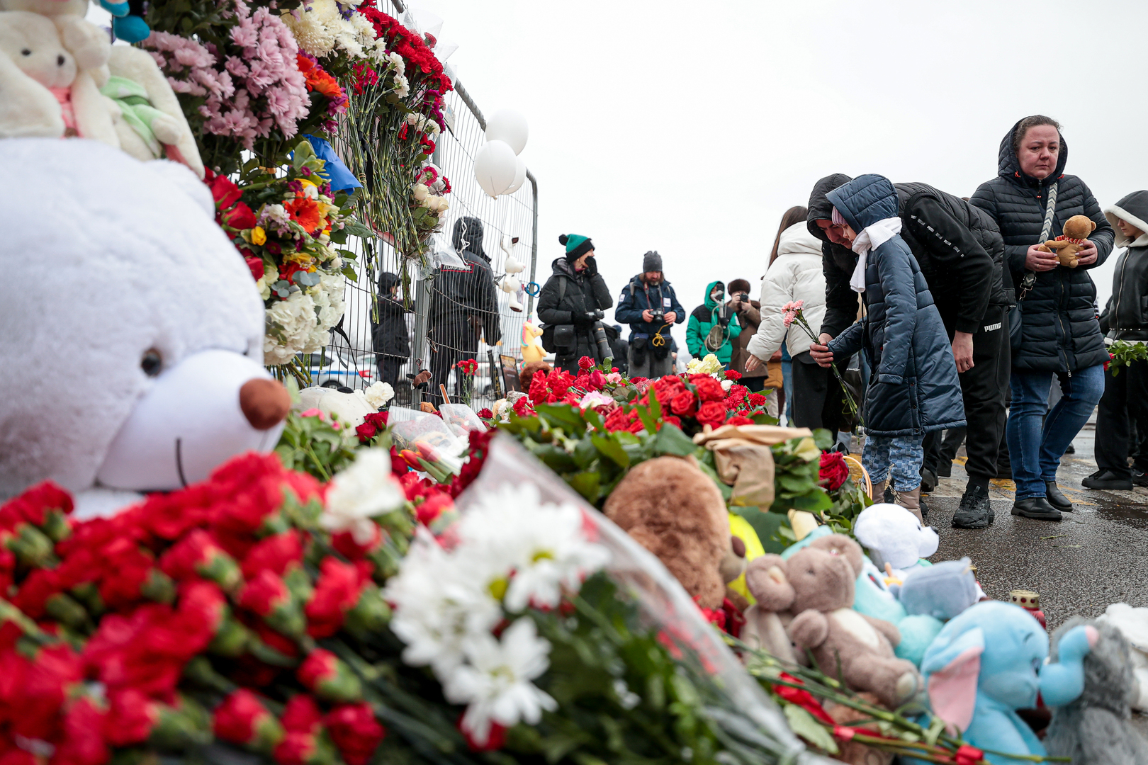 فلسطينيون وروس يضعون الزهور أمام الممثلية الروسية في رام الله حدادا على ضحايا الهجوم الإرهابي(فيديو)