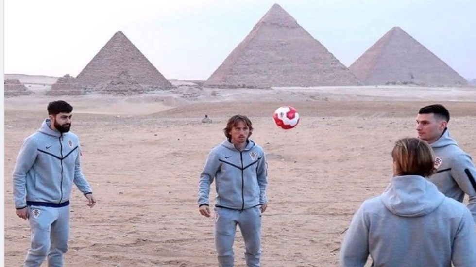 نجوم منتخب كرواتيا يلعبون كرة القدم عند الأهرامات قبل مواجهة مصر (فيديو)