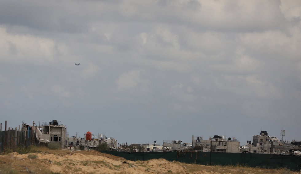 تقرير عبري: إسرائيل تبحث توزيع مسدسات على القادة المحليين وشيوخ العشائر في غزة للدفاع عن النفس تقرير عبري: إسرائيل تبحث توزيع مسدسات على القادة المحليين وشيوخ العشائر في غزة للدفاع عن النفس