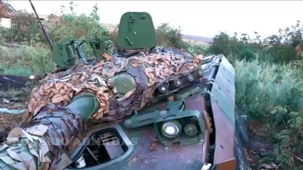 دبابة مدولبة فرنسية مصابة في أوكرانيا