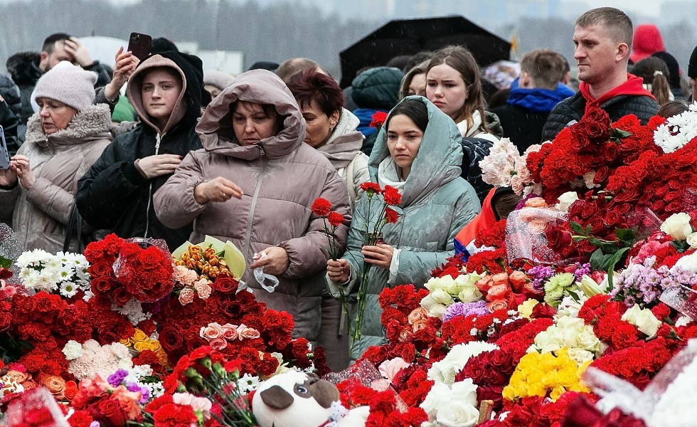 توافد الناس إلى مكان هجوم كروكوس الإرهابي لوضع الورود وأيقاد الشموع لذكرى الضحايا