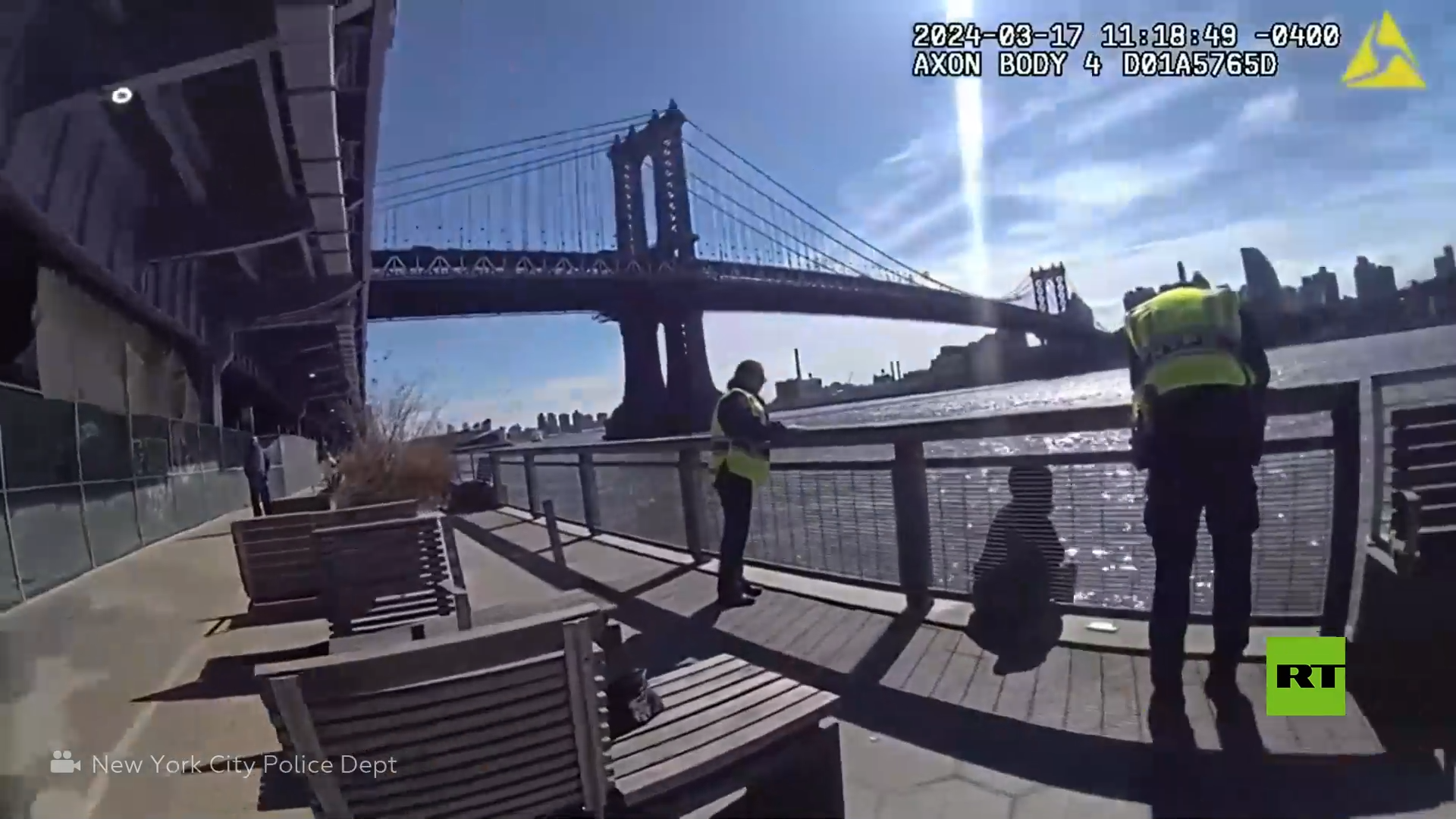 لحظة إنقاذ امرأة حاولت الانتحار من فوق جسر في نيويورك