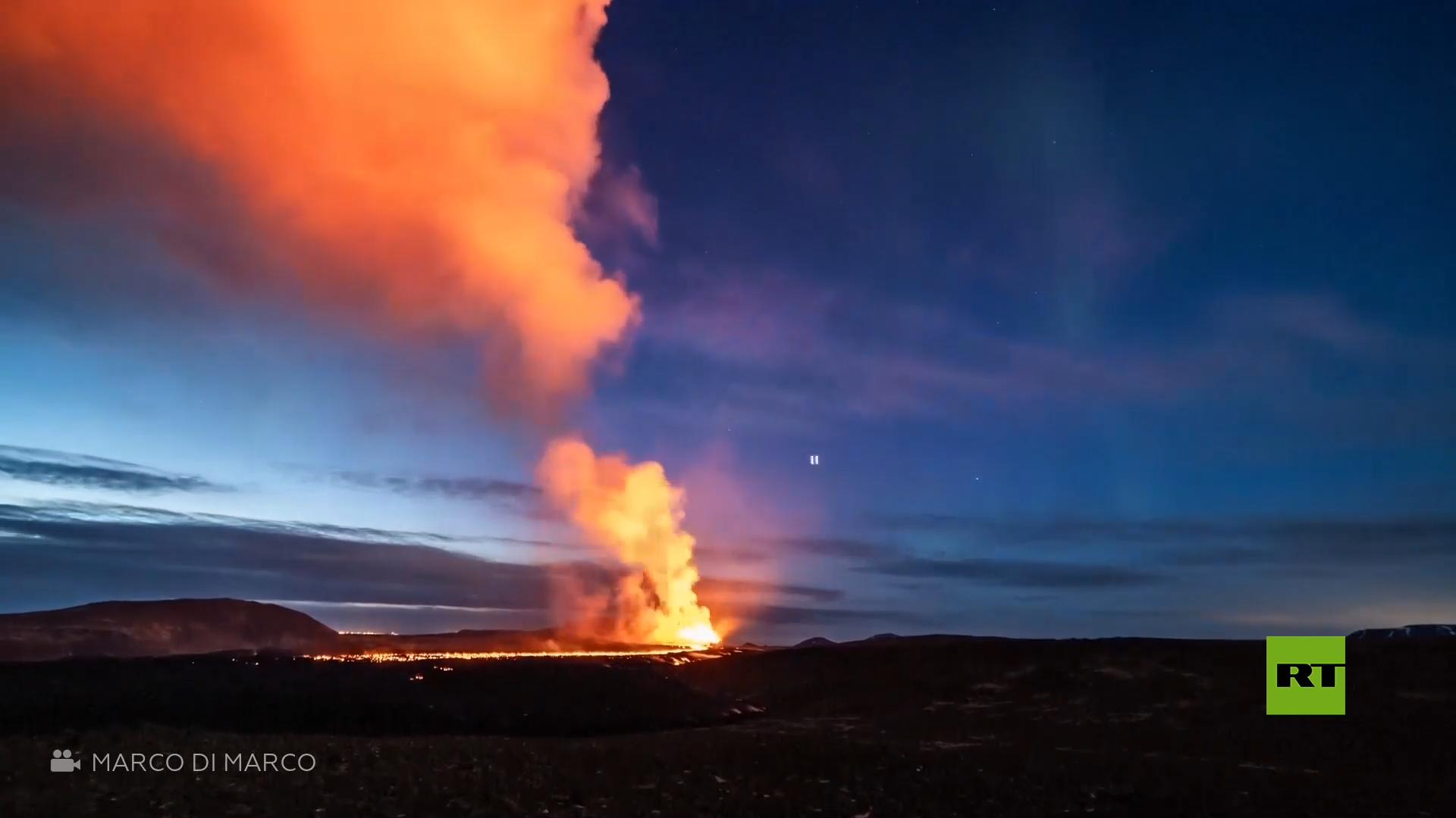 شاهد.. أضواء الشفق القطبي تتألق فوق بركان ثائر في أيسلندا