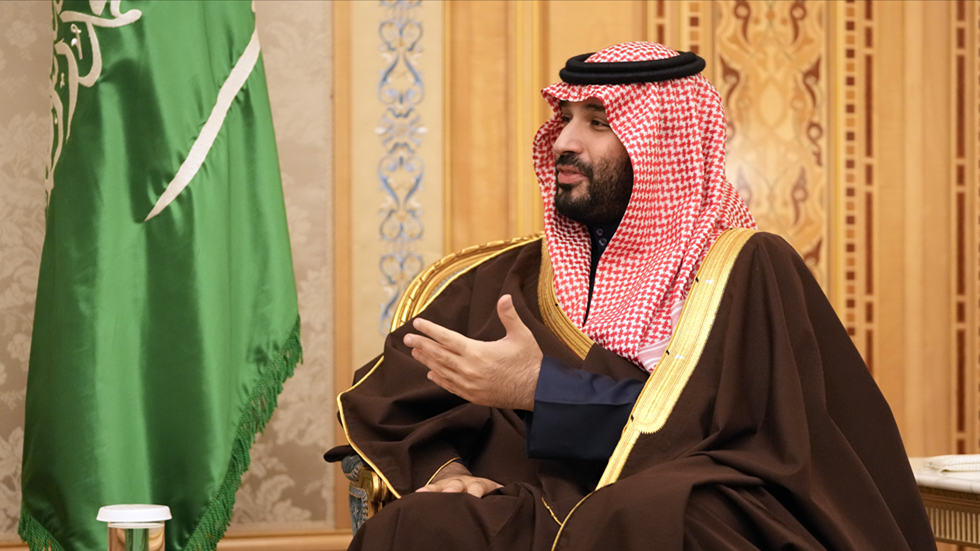ولي العهد السعودي يجري محادثات مع رئيس لجنة القوات المسلحة في مجلس النواب الأمريكي