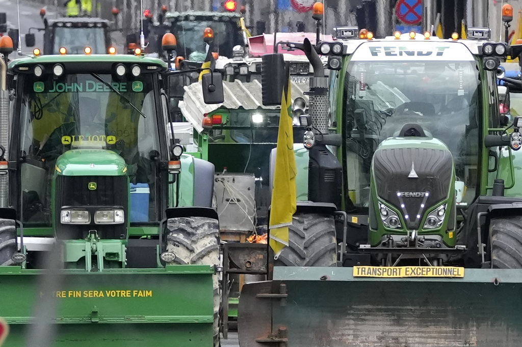 مزارعون على متن جرارات يغلقون شوارع في بروكسل (فيديوهات)