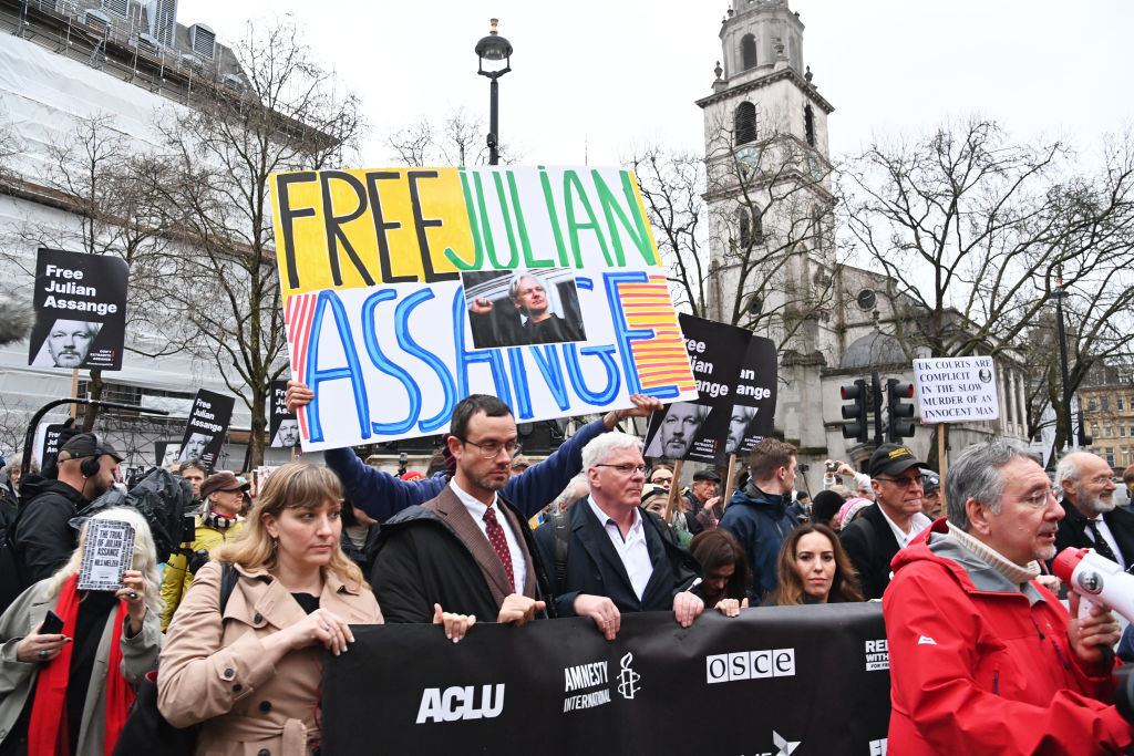 محكمة بريطانية تؤجل تسليم أسانج إلى الولايات المتحدة وتمنحه حق الاستئناف